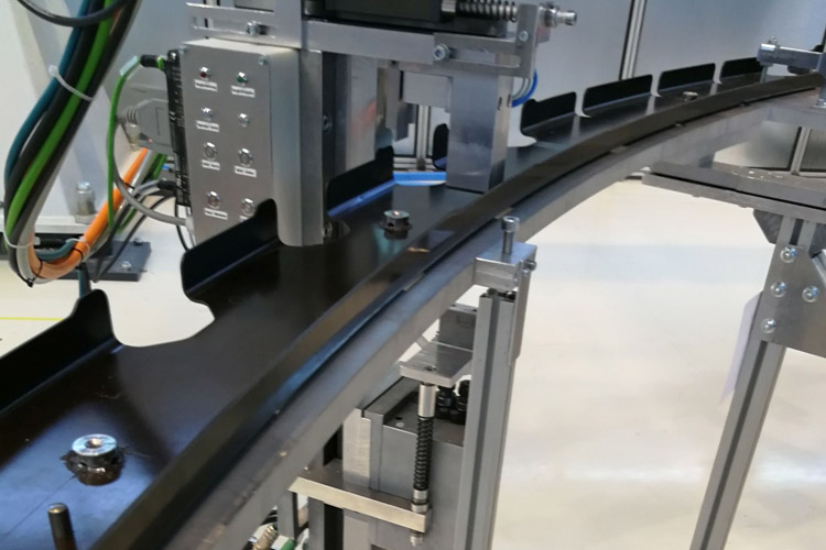 The positioning and drilling end effector developed by Fraunhofer IFAM in Stade during the automated positioning of a cleat on the integral frame.  © Fraunhofer IFAM